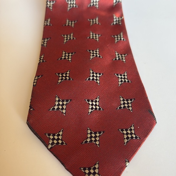 Hugo Boss Red Silk Tie with Houndstooth Design - Picture 4 of 10